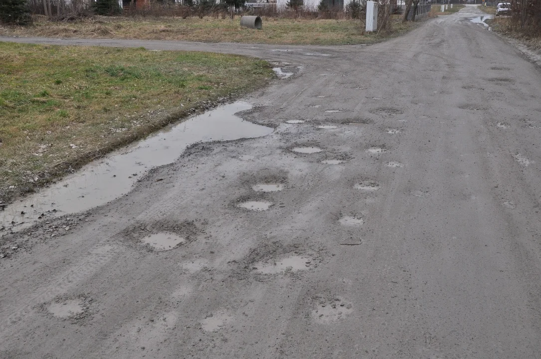 Historia prawdopodobnie najgorszej drogi w Mielcu. Mieszkańcy od lat walczą o poprawę jej stanu [ZDJĘCIA]