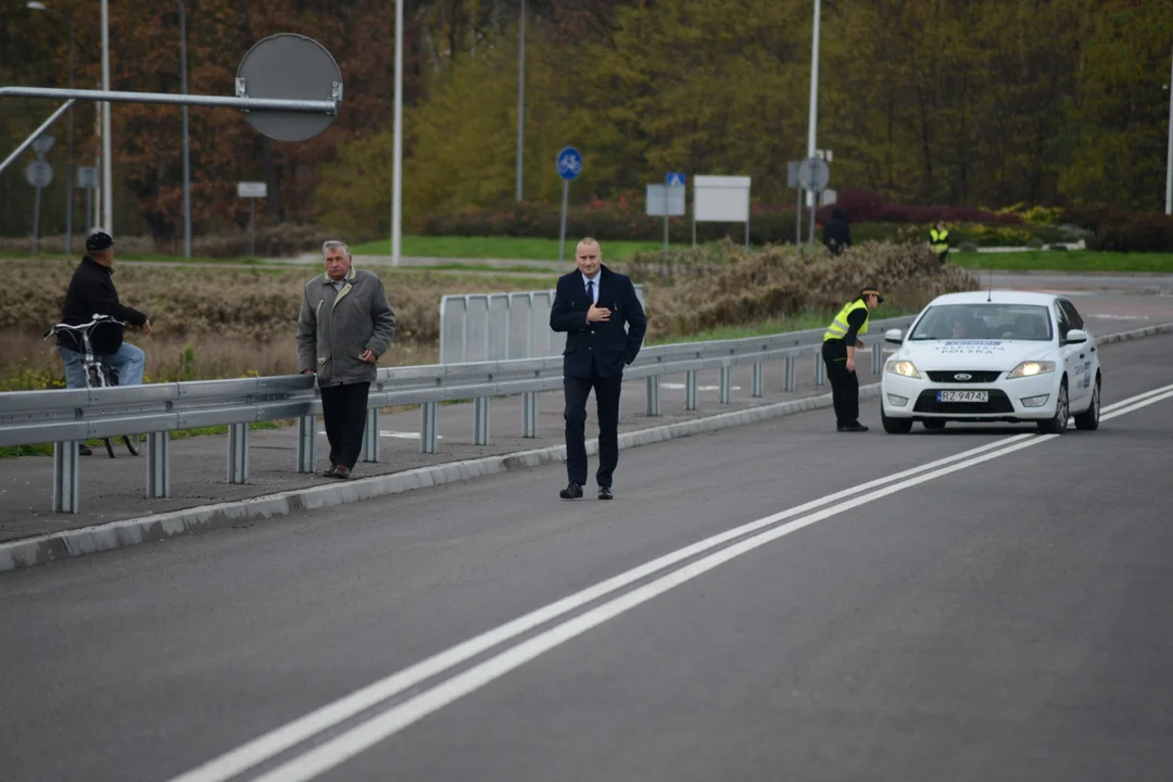 Uroczyste otwarcie obwodnicy Tarnobrzega - pierwsze pojazdy na tej drodze