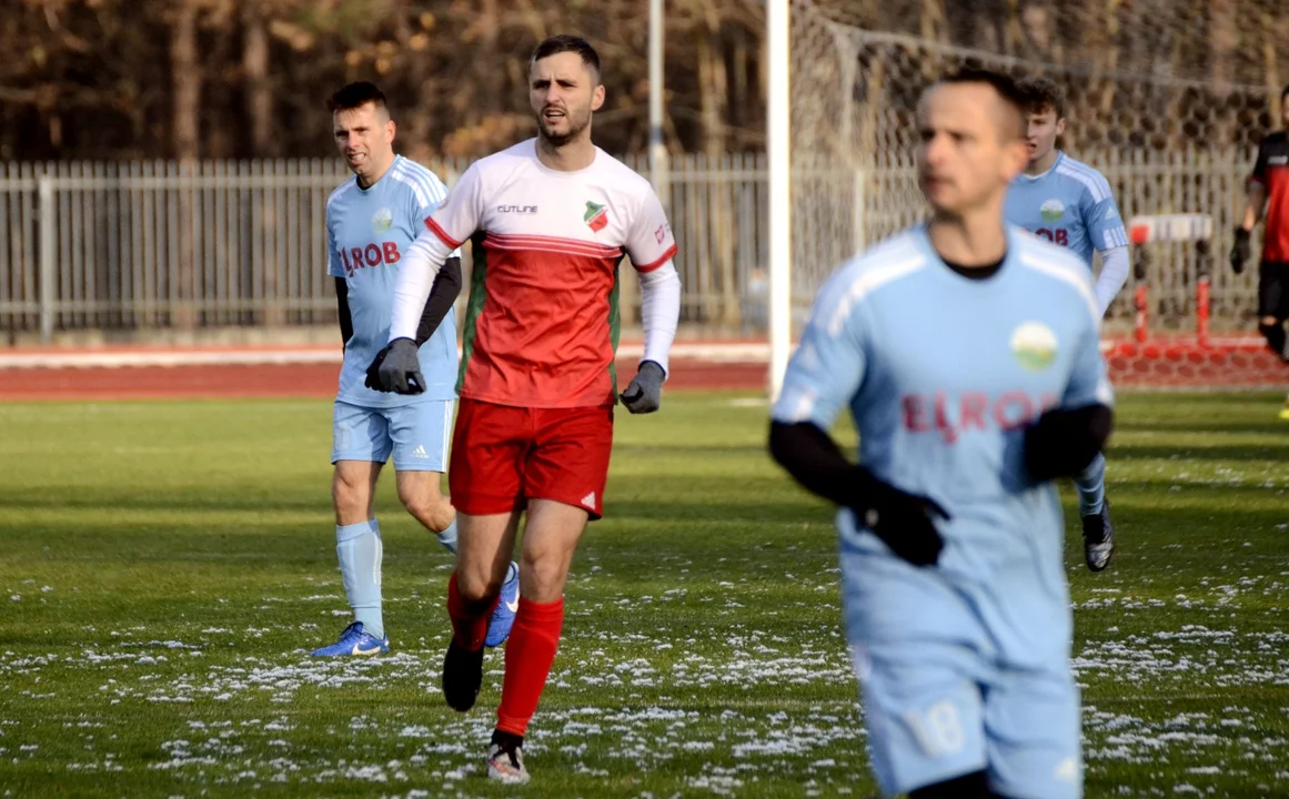 KKS Kolbuszowianka vs Dromader Chrząstów. 3 gole padły na stadionie przy ul. Wolskiej w Kolbuszowej. Mecz o fotel lidera zwycięski dla gości [ZDJĘCIA] - Zdjęcie główne