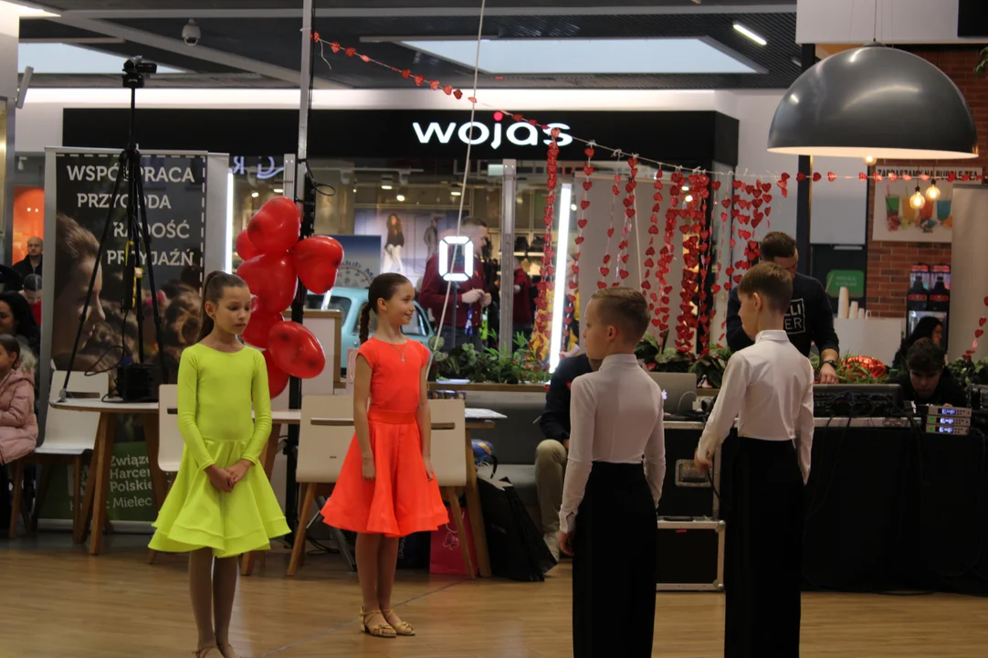 Występ tancerzy Centrum Tańca Gala podczas grania WOŚP