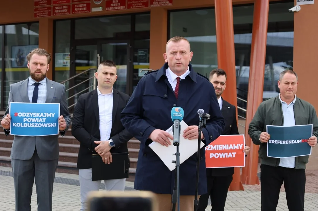 Konferencja prasowa w sprawie referendum dot. odwołania Rady Powiatu Kolbuszowskiego i starosty
