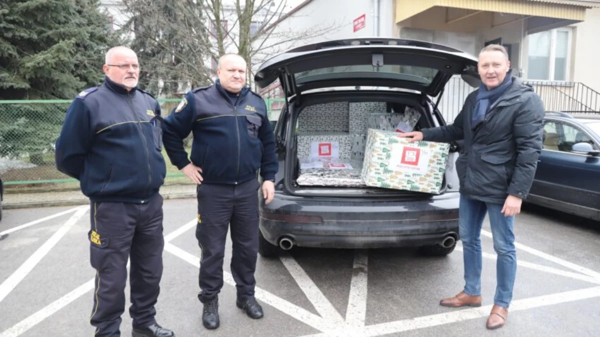 Urząd miasta i mielecka policja przekazały dary ze "Szlachetnej Paczki"