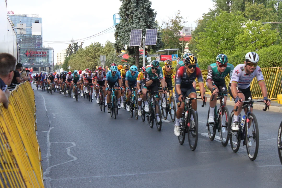 79. Tour de Pologne: Finałowe ściganie przed metą na Cieplińskiego w Rzeszowie. Tak wyglądała walka o wygraną [ZDJĘCIA] - Zdjęcie główne