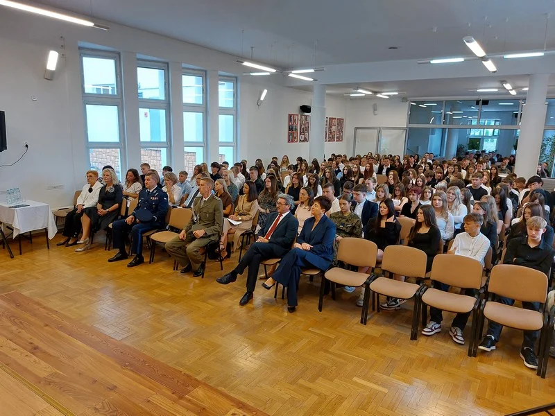 Uroczysta inauguracja roku szkolnego z udziałem służb mundurowych regionu