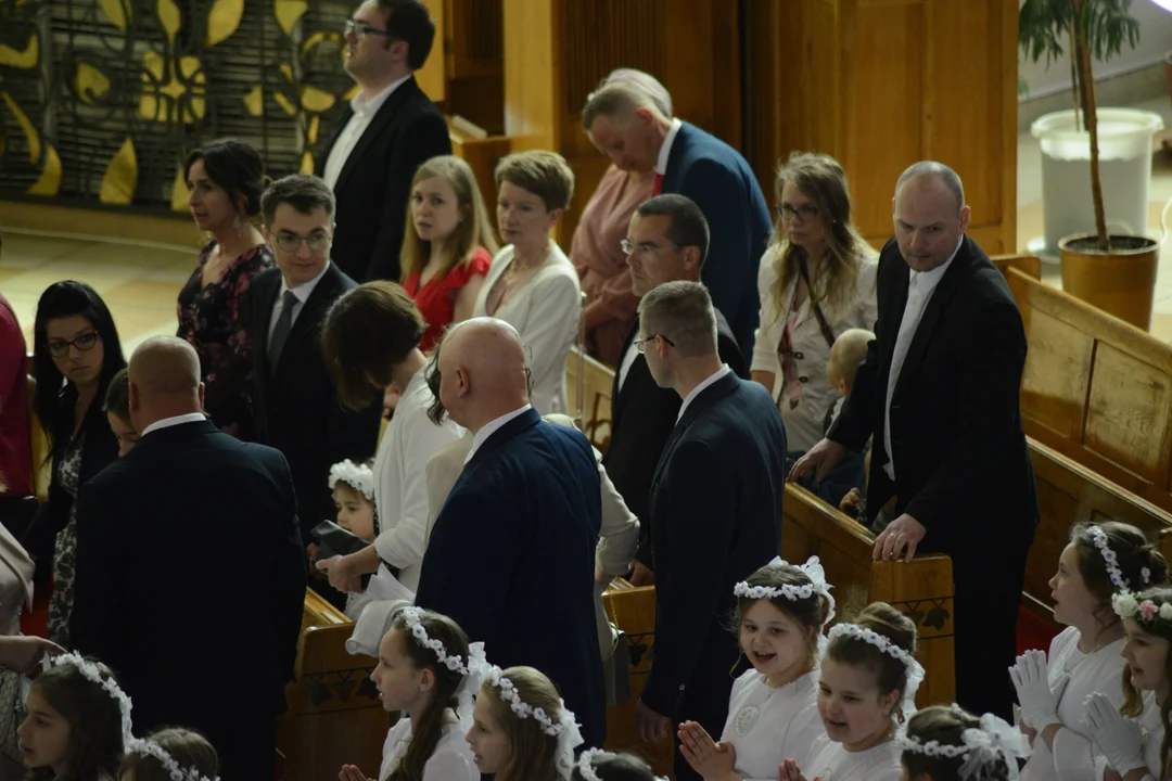 Pierwsza Komunia Święta dzieci ze Szkoły Podstawowej numer 10 w Tarnobrzegu. Parafia Matki Bożej Nieustającej Pomocy