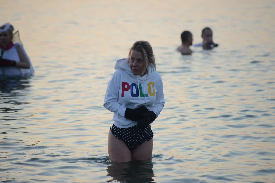 Marcowe "Jezioro Aniołów" w Tarnobrzegu. Piękny wschód słońca, morsowanie i kwiaty dla pań