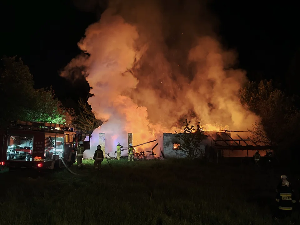 Pożar domu i budynku gospodarczego obok Rzeszowa
