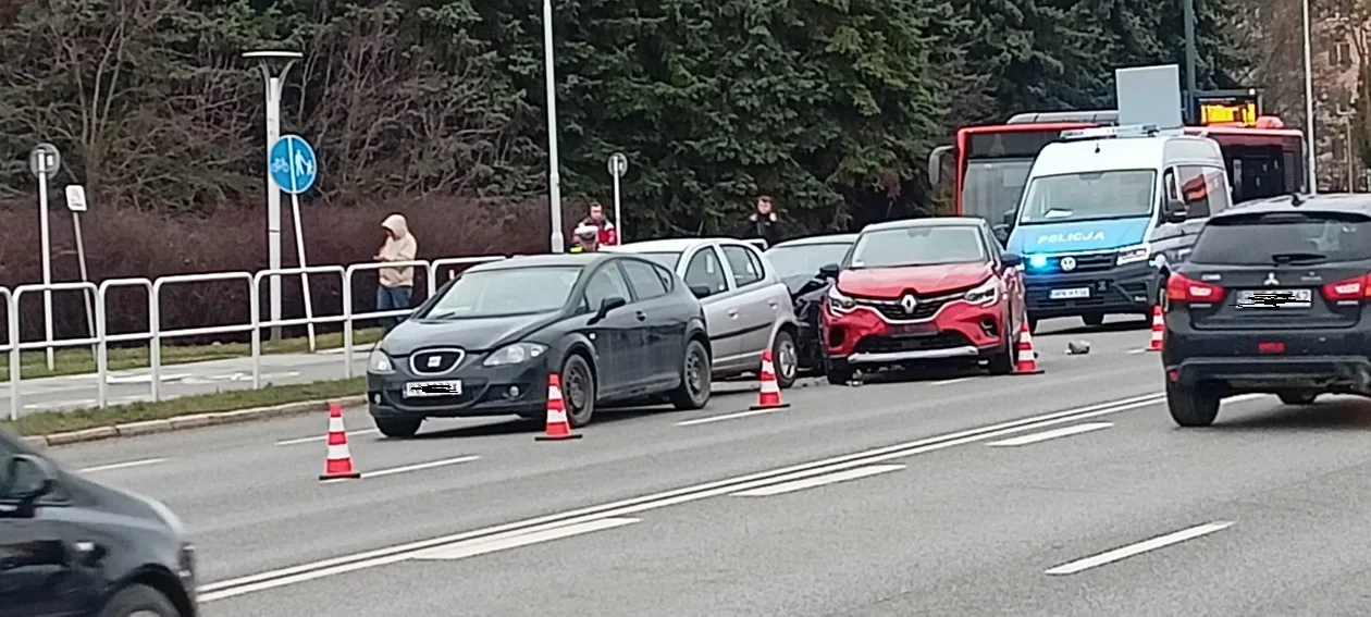 Kolizja czterech pojazdów przy Moście Karpackim. Zablokowany jeden pas ruchu