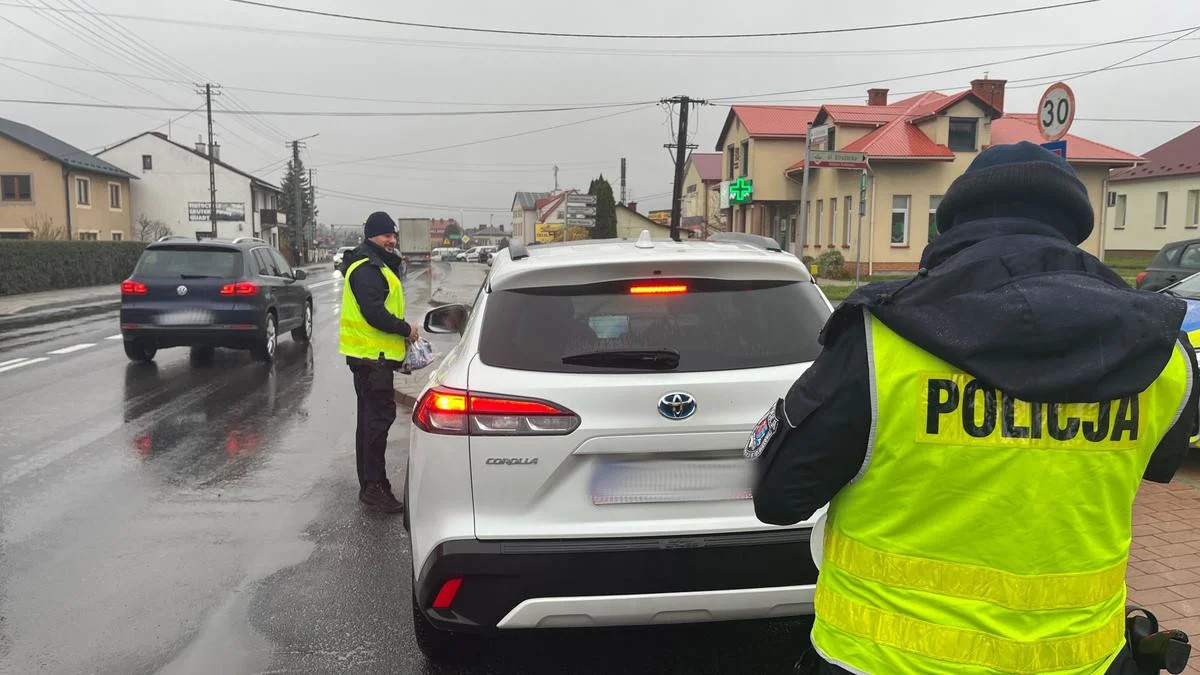 Policjanci rozdawali upominki