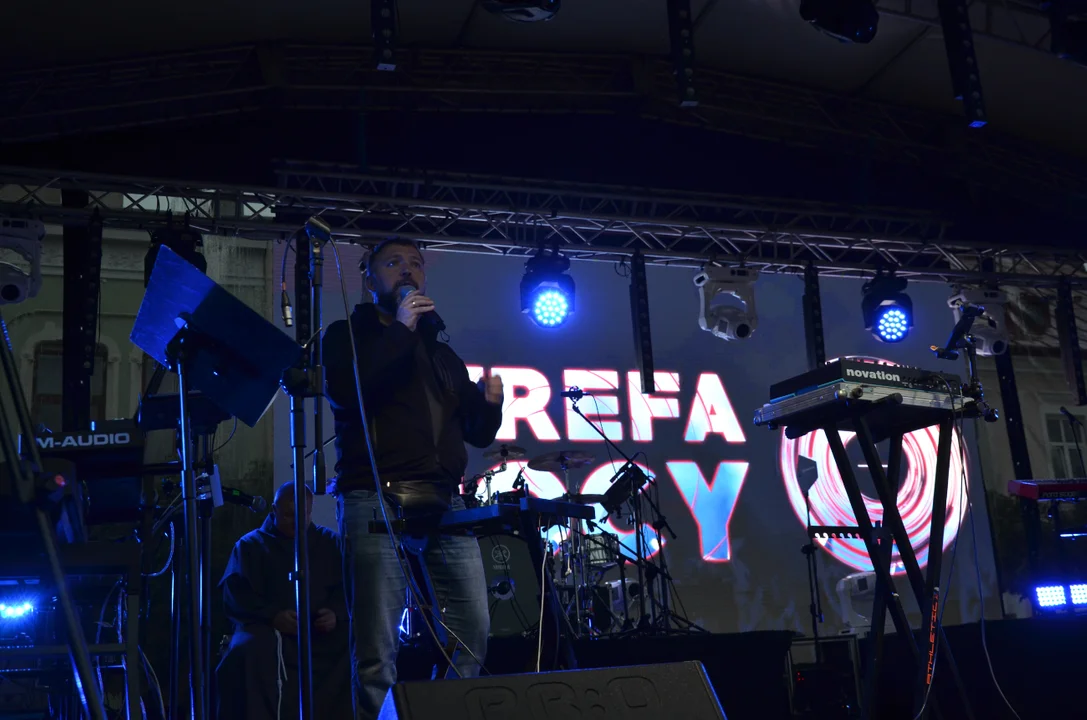 Koncert Roksany Węgiel na sanockim rynku