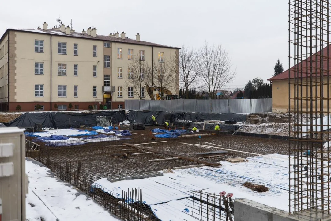 Trwa rozbudowa Szkoły Podstawowej na Staromieściu. Kiedy zakończenie prac? [ZDJĘCIA]