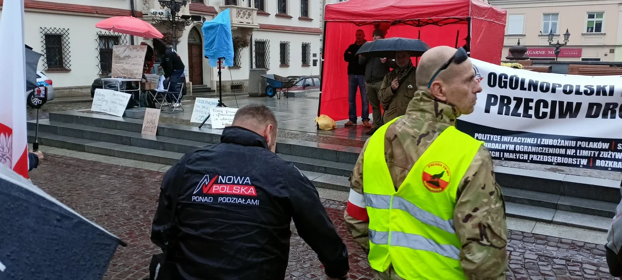 Protest przeciwko inflacji i drożyźnie na Rynku w Rzeszowie - 05.11.2022