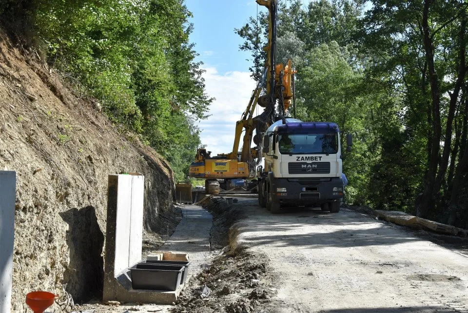Prace stabilizacyjne przy osuwisku w Dębnej