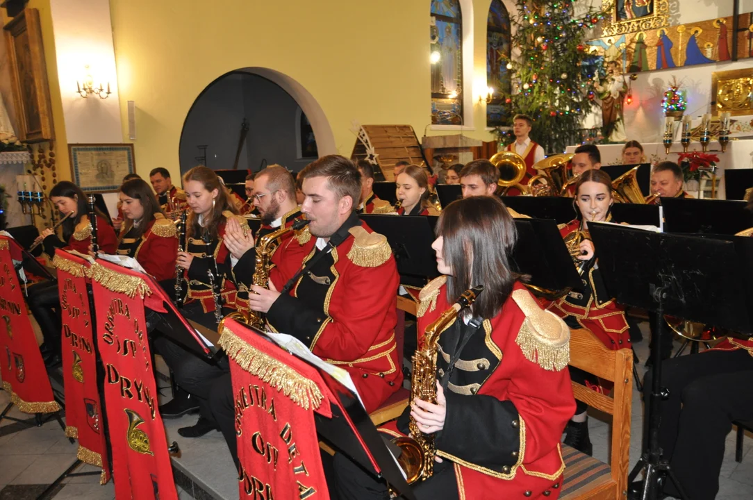 Koncert kolęd Orkiestry Dętej Dobrynin w kościele w Dobryninie