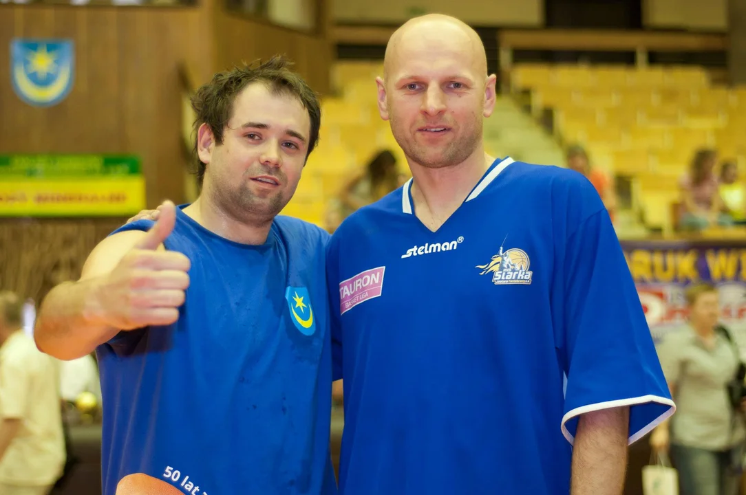 50 lat koszykówki w Tarnobrzegu. Efektowne wsady, zawodnicy Siarki, kibice i piękne Cheerleaders Gdynia