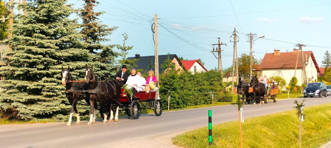 Przywitanie księdza prymicjanta w parafii w Woli Mieleckiej