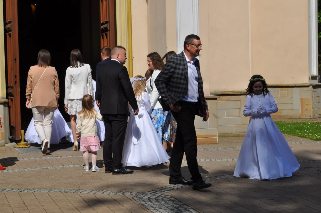 Uroczystość Pierwszej Komunii św. w Przecławiu dzieci ze SP w Przecławiu