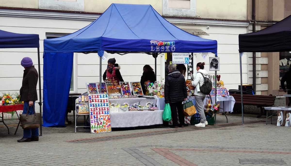 Jarmark Wielkanocny na leskim małym rynku. Były stragany z lokalnymi wyrobami oraz świątecznymi ozdobami [ZDJĘCIA] - Zdjęcie główne