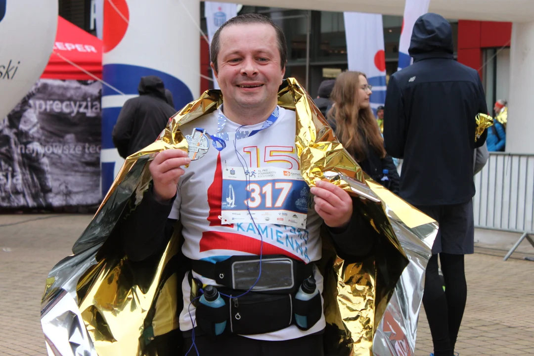 PKO Półmaraton Rzeszowski. Zwycięzcy na podium na skwerze Millenium Hall