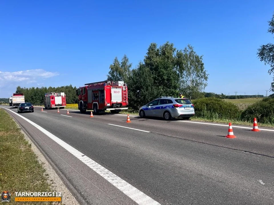 Ciężarówka w rowie na drodze krajowej numer 9