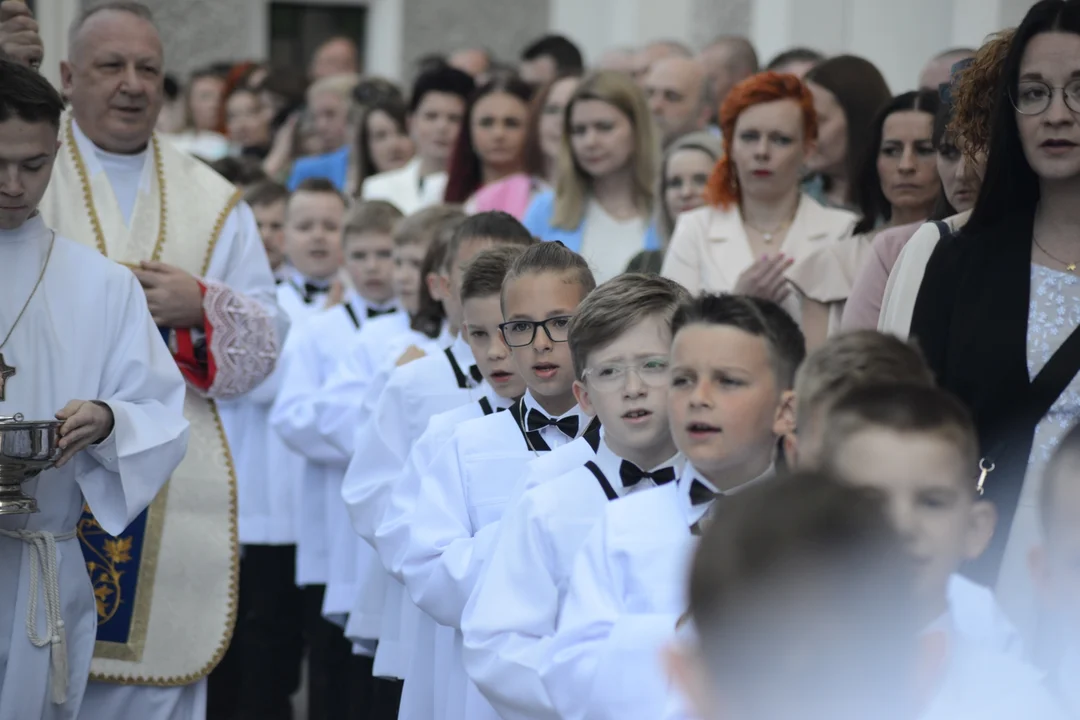 Pierwsza Komunia Święta dzieci ze Szkoły Podstawowej numer 10 w Tarnobrzegu. Parafia Matki Bożej Nieustającej Pomocy