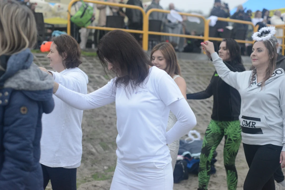 "Jezioro Aniołów" nad Jeziorem Tarnobrzeskim - zatańczyli poloneza na plaży