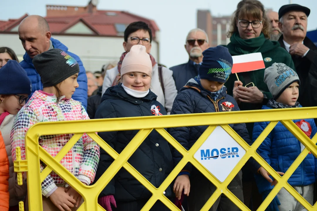 Narodowe Święto Niepodległości w Tarnobrzegu. Uroczystości przy pomniku Marszałka Józefa Piłsudskiego. - 104 lata temu narodziła się nowoczesna Polska - mówi prezydent miasta Dariusz Bożek [ZDJĘCIA - CZĘŚĆ 1]