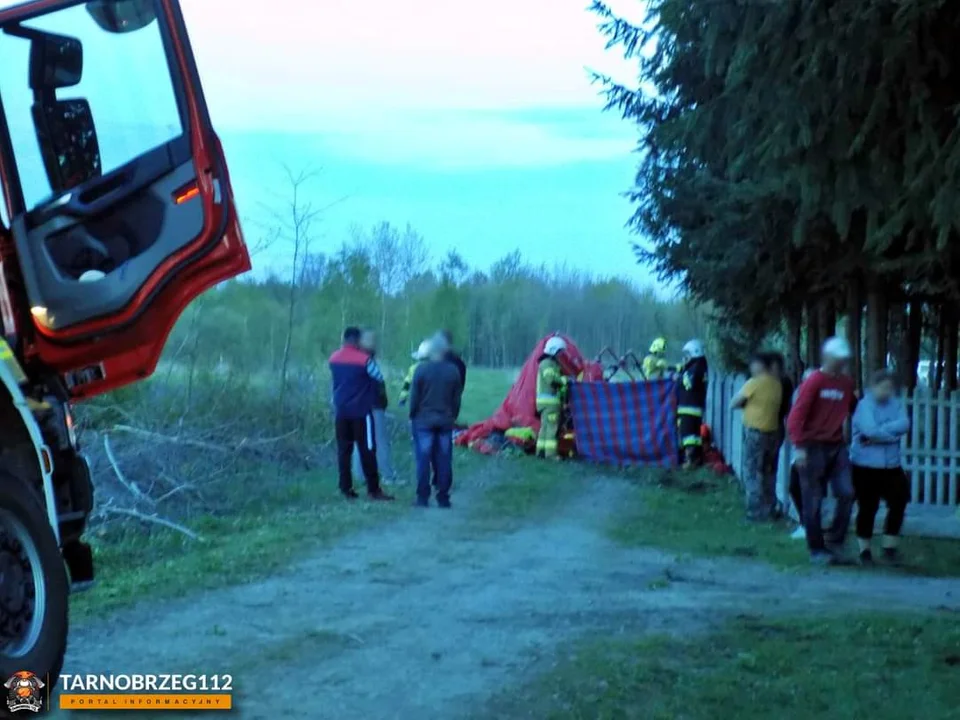 Paralotnia runęła na ziemię! Wypadek w Knapach! Jedna osoba nie żyje, a druga jest w stanie ciężkim [ZDJĘCIA] - Zdjęcie główne