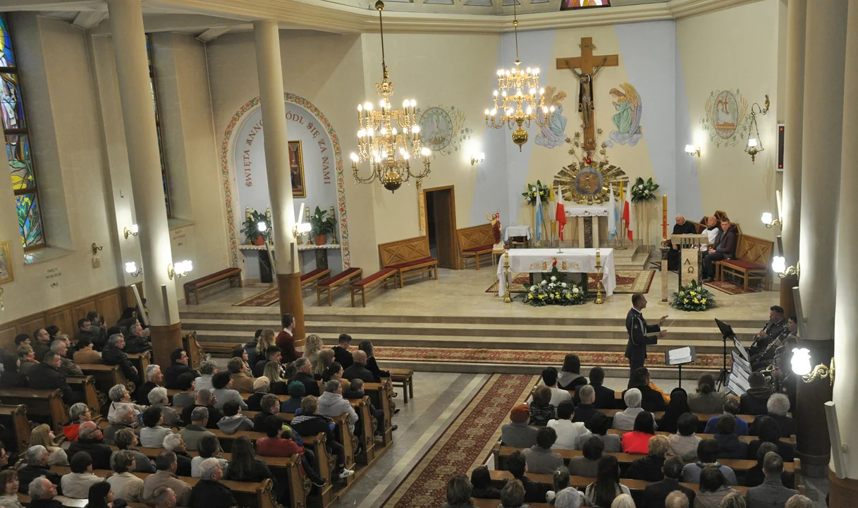 Koncert w kościele w Trzęsówce. Zagrała Orkiestra Wojskowa z Dęblina [ZDJĘCIA] - Zdjęcie główne