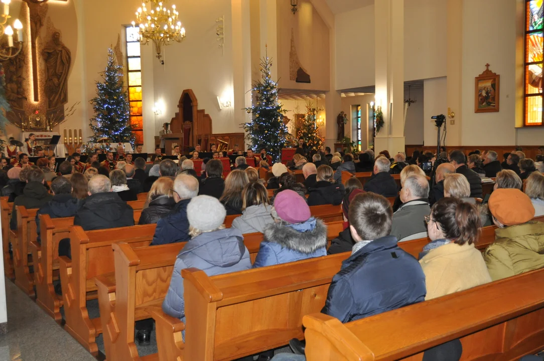 Koncert Kolęd Orkiestry Dętej Dobrynin wraz z solistami w kościele w św Marka w Rzochowie.