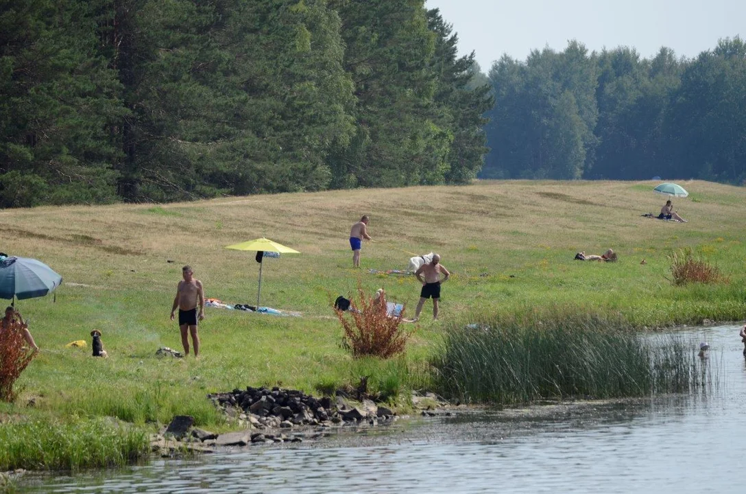 Tłumy nad zalewem w Wilczej Woli