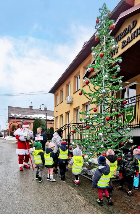 Wspólne ubieranie choinki w Raniżowie