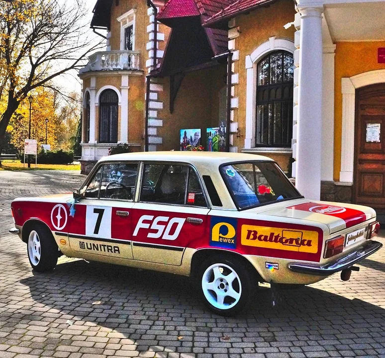 Klasykiem do ślubu? Fiat 125P przywiózł parę młodą na ślub w Pałacyku Oborskich - Zdjęcie główne