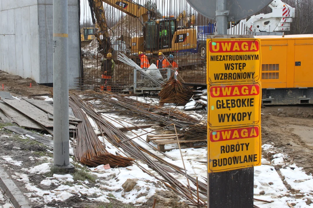 Budowa wiaduktu na drodze krajowej nr 9 Rzeszów - Warszawa. Połączenie kolejowe z Rzeszowa do Jasionki