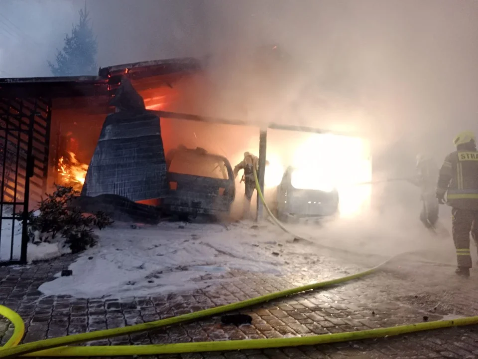 Pożar domu w powiecie brzozowskim. Ponad 30 strażaków w akcji. Zagrożona była instalacja fotowoltaiczna [ZDJĘCIA] - Zdjęcie główne