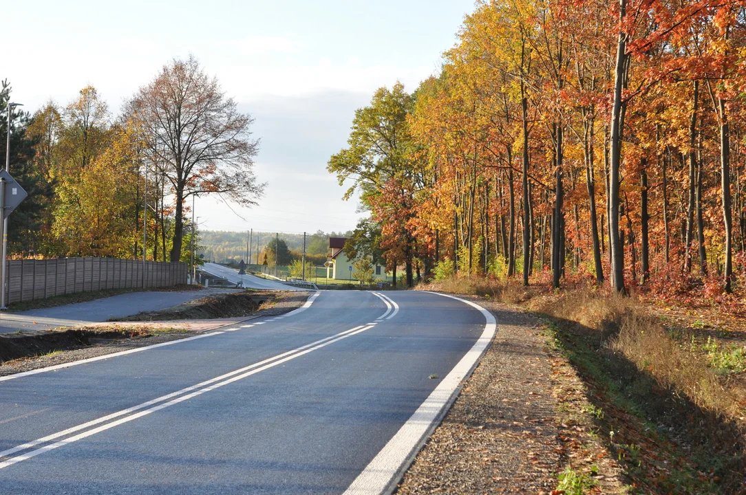 Nowy asfalt i chodnik w Komorowie za ponad 5 milionów złotych. Inwestycja została zakończona [ZDJĘCIA] - Zdjęcie główne