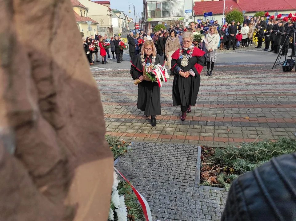 Narodowe Święto Niepodległości w Tarnobrzegu. Uroczystości przy pomniku Marszałka Józefa Piłsudskiego. - 104 lata temu narodziła się nowoczesna Polska - mówi prezydent miasta Dariusz Bożek [ZDJĘCIA - CZĘŚĆ 1]