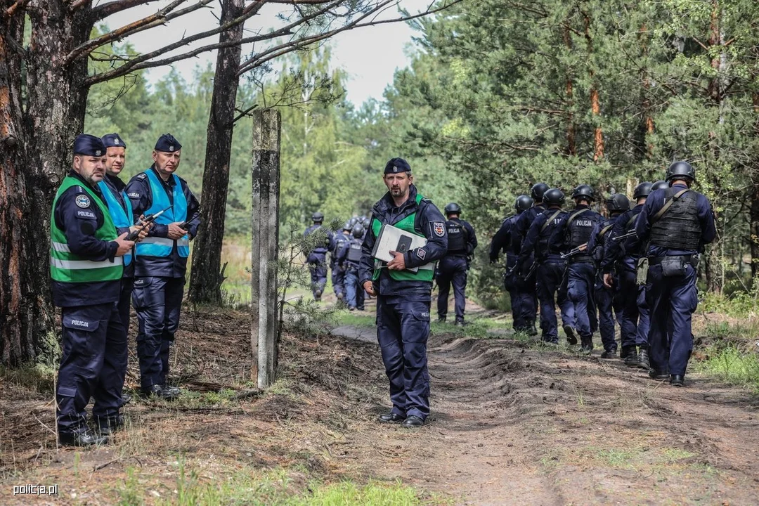 Wielkie ćwiczenia policji na poligonie w Nowej Dębie