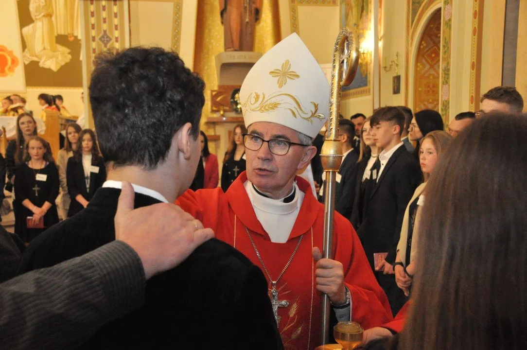 Bierzmowanie w kościele pw. Św. Brata Alberta w Kolbuszowej. Sakrament przyjęła młodzież z czterech parafii [ZDJĘCIA] - Zdjęcie główne