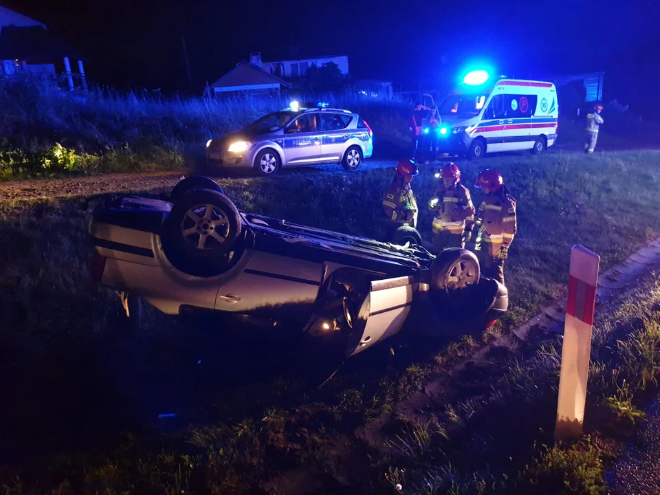 Z OSTATNIEJ CHWILI: Dachowanie na serpentynach w Zagórzu [ZDJĘCIA] - Zdjęcie główne
