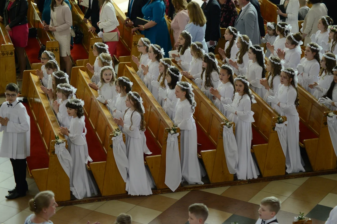 Pierwsza Komunia Święta dzieci ze Szkoły Podstawowej numer 10 w Tarnobrzegu. Parafia Matki Bożej Nieustającej Pomocy