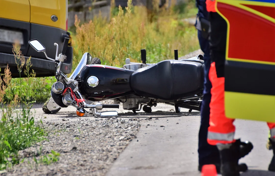 Wypadek na bocznej drodze w Trzęsówce. Zderzenie auta dostawczego i motocykla [ZDJĘCIA] - Zdjęcie główne