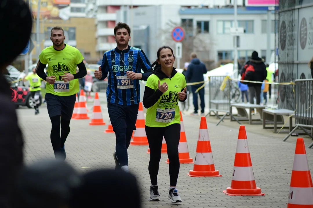 Mnóstwo biegaczy z całego regionu i nie tylko na 16. PKO Półmaratonie Rzeszowskim oraz 8. PKO Sztafecie Półmaratońskiej - zdjęcia część 2