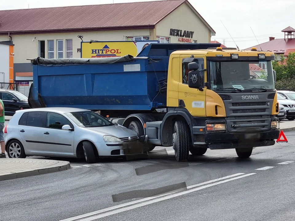 Zderzenie samochodu ciężarowego i osobówki na skrzyżowaniu w Majdanie Królewskim. Możliwe utrudnienia [ZDJĘCIA - MAPA] - Zdjęcie główne