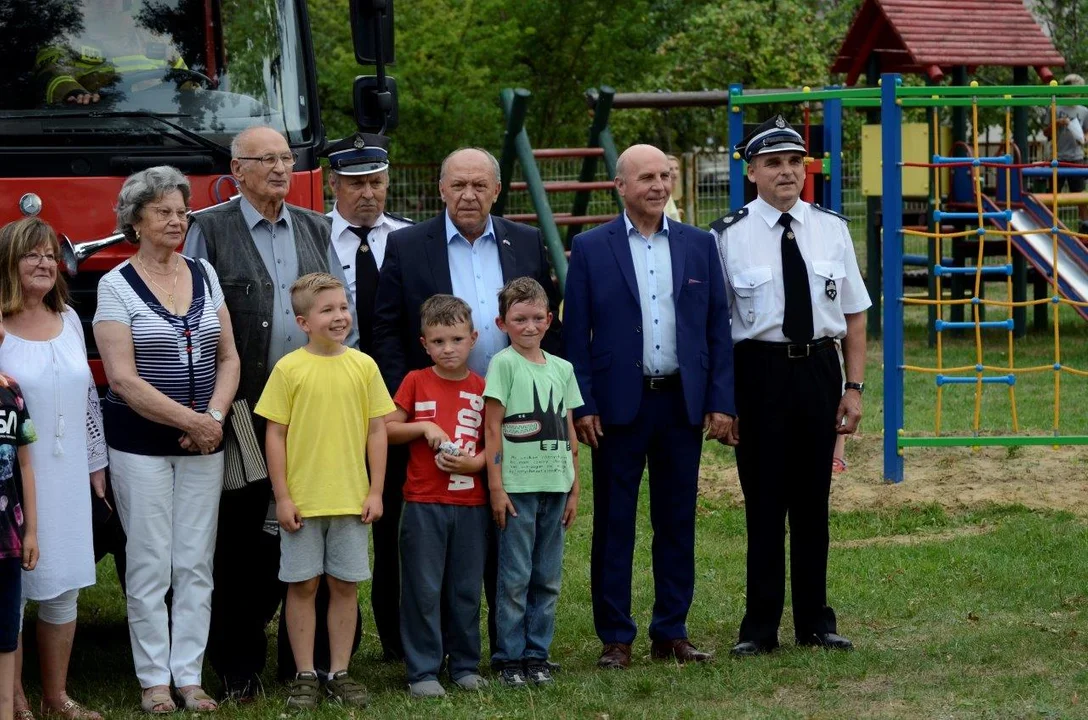 Oficjalne przekazanie "nowego" wozu dla OSP Nowa Wieś