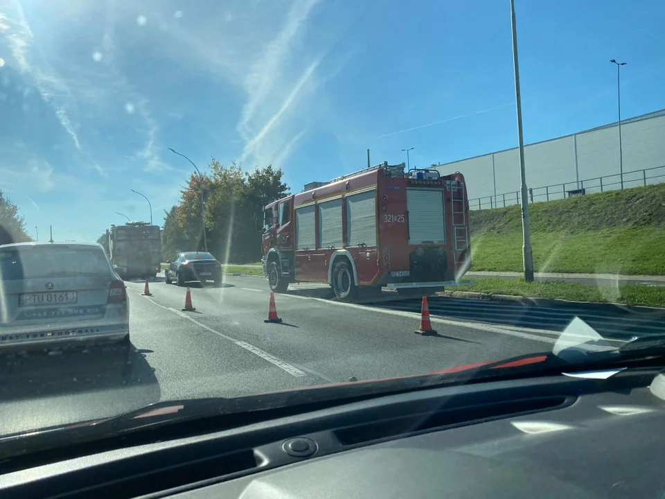 Wypadek na alei Witosa w Rzeszowie. Prawy pas całkowicie zablokowany