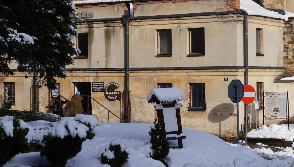 „Ikonostas” Sylwestra Stabryły w leskiej Galerii Sztuki Synagoga. Zaprezentowano prace nawiązujące do tradycyjnego malarstwa ikonowego [ZDJĘCIA] - Zdjęcie główne