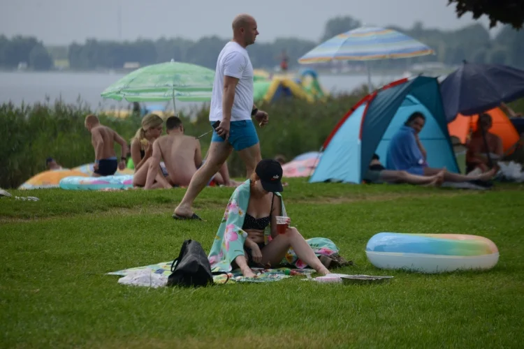 Jezioro Tarnobrzeskie w niedzielne południe