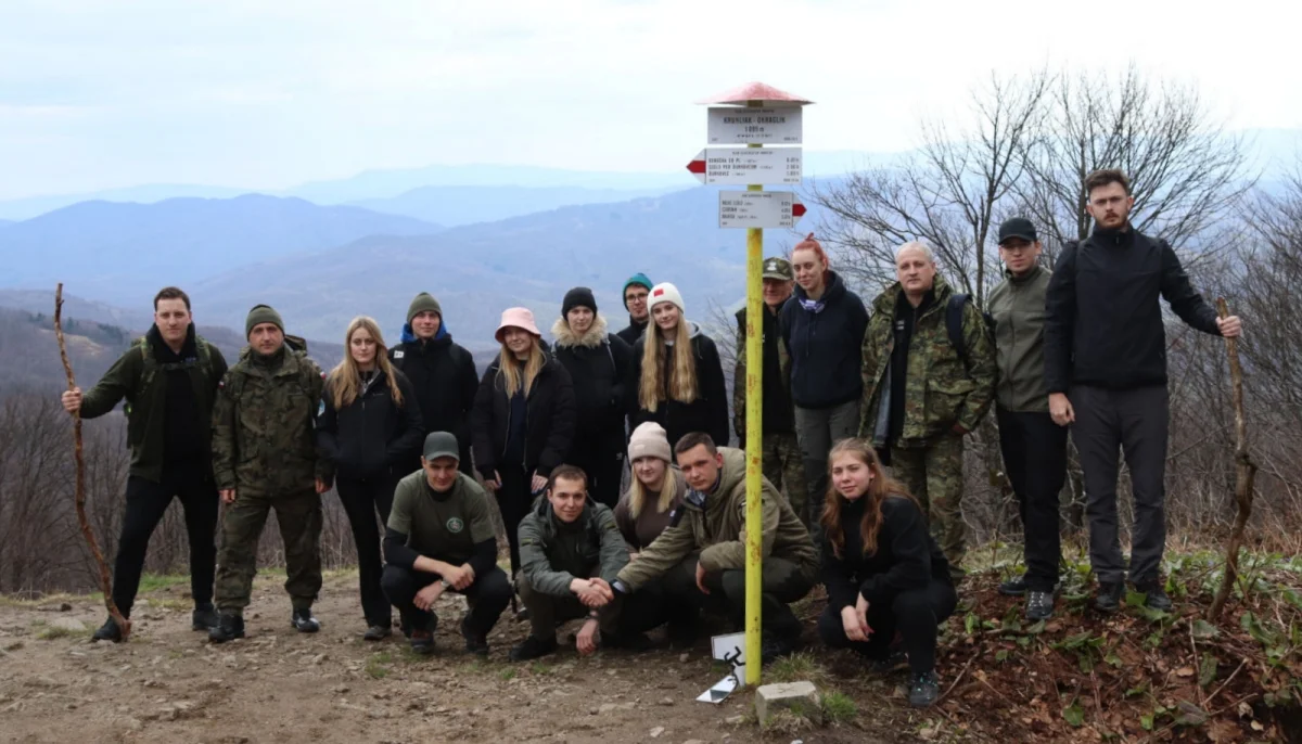 Młodzi adepci straży granicznej odwiedzili Bieszczady. Podczas wizyty poznali specyfikę pracy w rejonie Stuposian i Wetliny [ZDJĘCIA] - Zdjęcie główne