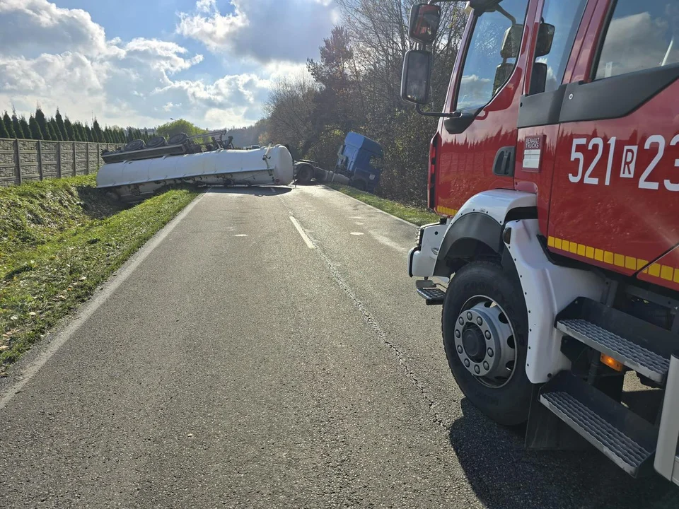 Wywrócona cysterna w Leżachowie